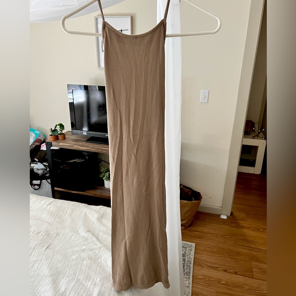 H&M womens midi dress. New with tags - Never worn. Size M.